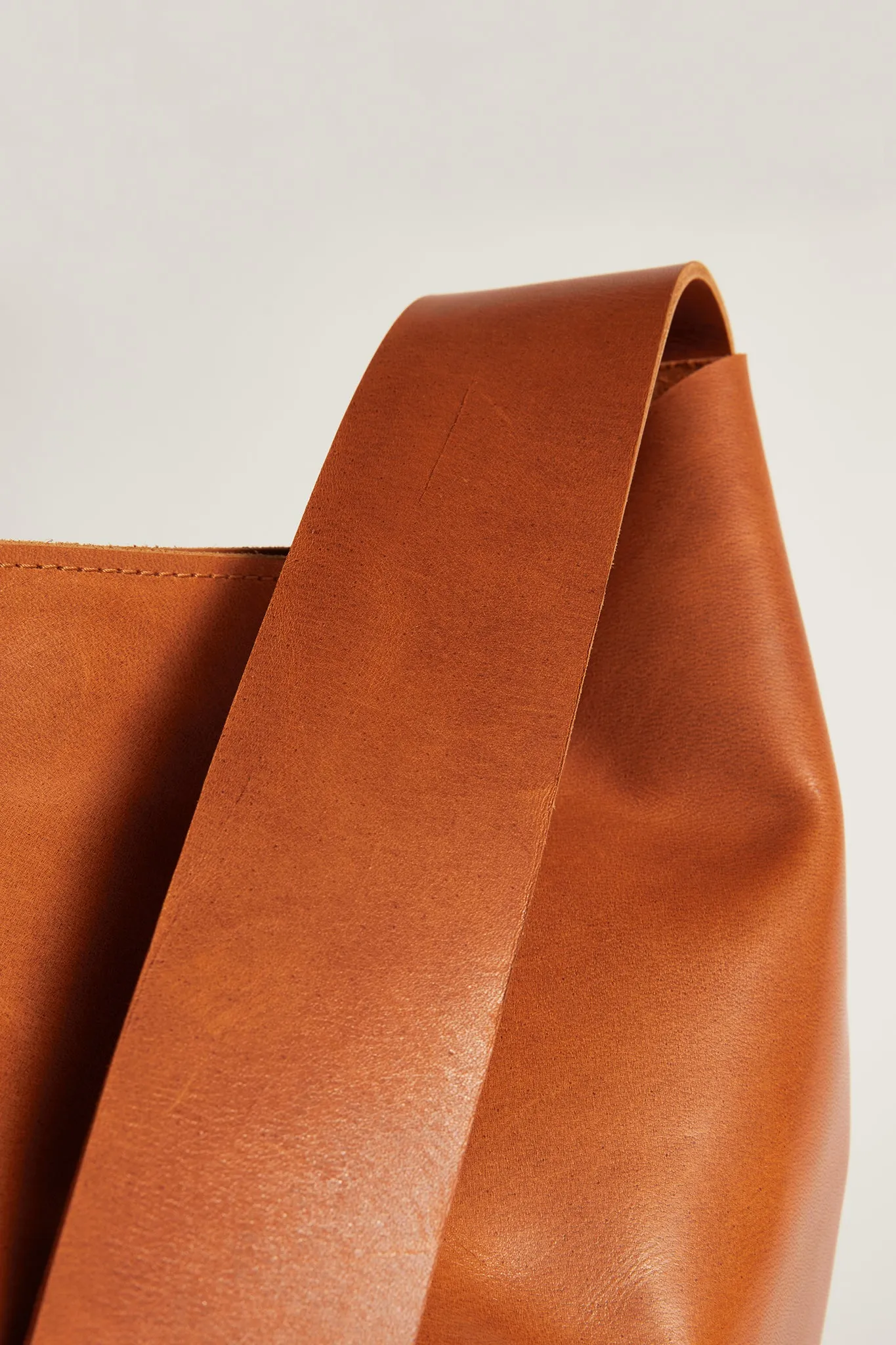 BOLD STRAP CROSSBODY
