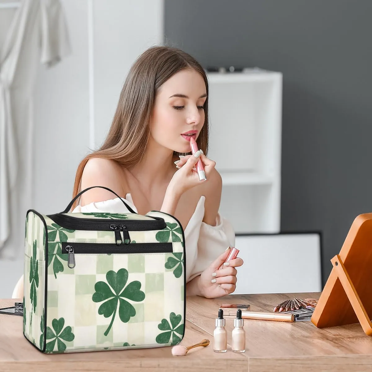 St. Patrick's Day Leaf Clovers Travel Toiletry Bag for Men and Women, Large Hanging Makeup Bag Organizer Toiletries Bag for Travel, Cosmetic Bag with Handle