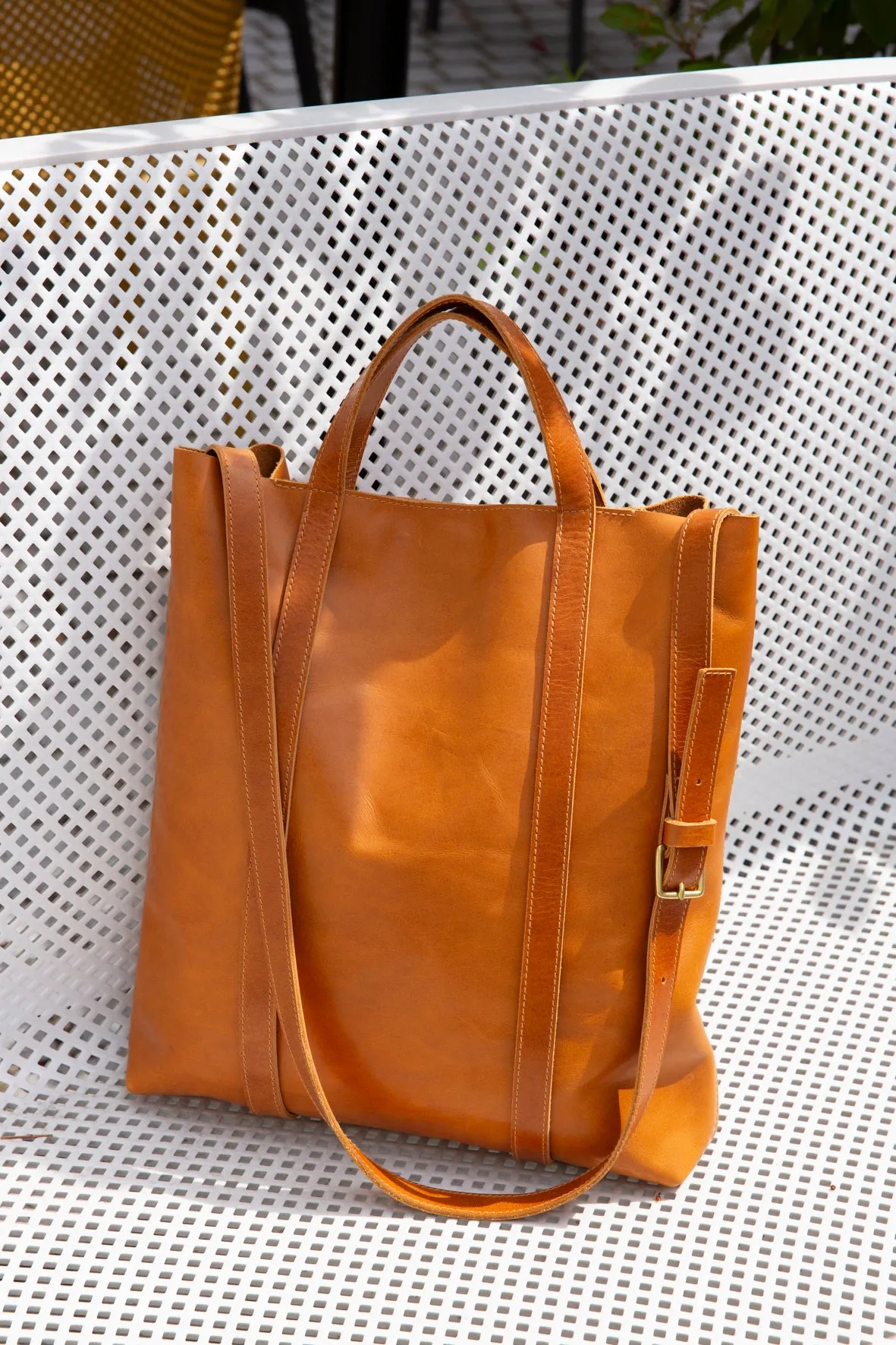 STRAPPY TOTE