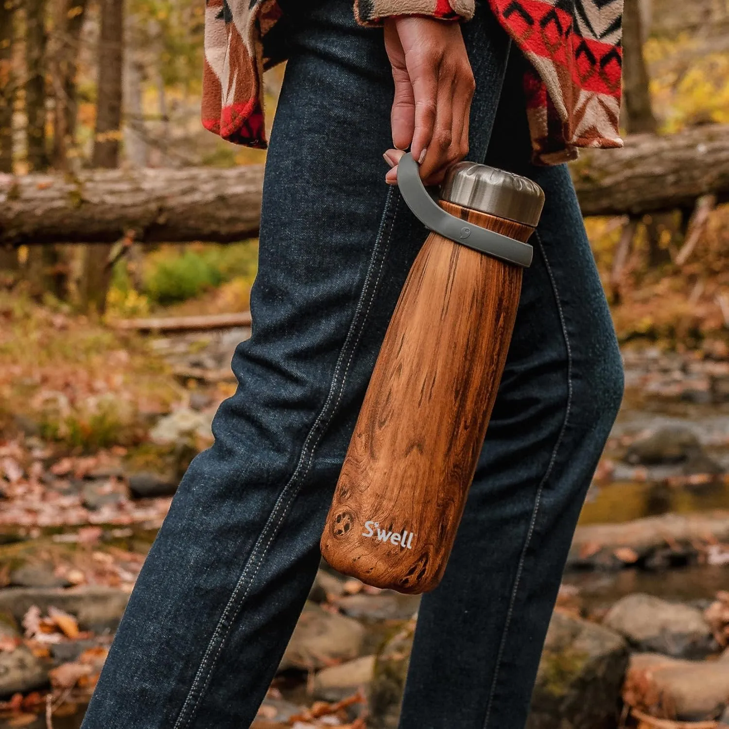 S'well Stainless Steel Traveler With Handle, 40oz, Teakwood, Triple Layered Vacuum Insulated Containers Keeps Drinks Cold for 60 Hours and Hot for 20, BPA Free, Easy Carrying On the Go